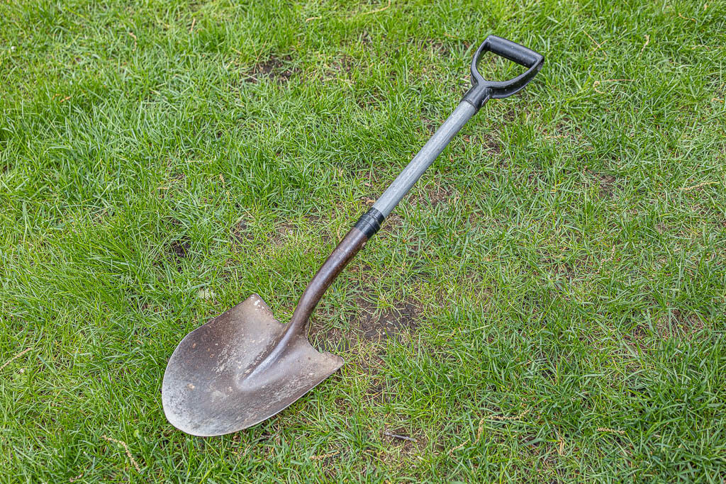 D-handle round point shovel with a fiberglass shaft