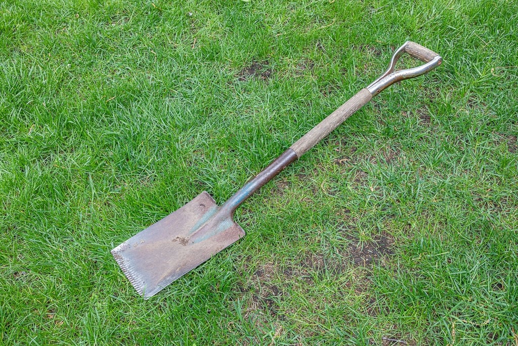 Garden Spade - The one tool every gardener needs! - Garden Tutor